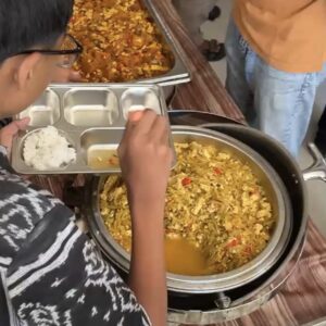 Siswa MIN 2 Malang Mengambil Makanan Prasmanan MBG