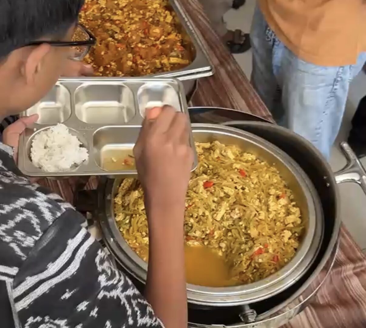 Siswa MIN 2 Malang Mengambil Makanan Prasmanan MBG