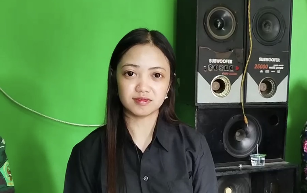 Korban Pernikahan Penipuan Di Malang Memberikan Keterangan Kepada Wartawan