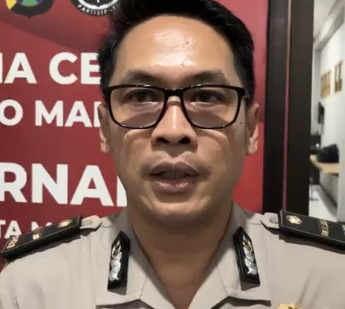 Kasihumas Polresta Malang Kota Memberikan Keterangan Terkait Meninggalnya Yai Mim