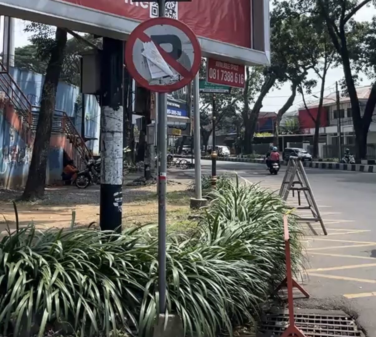 Kondisi Rambu Rusak Di Kawasan Stadion Kota Malang
