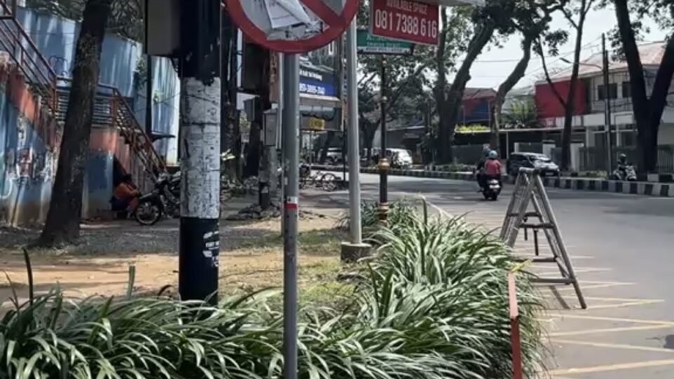 Kondisi Rambu Rusak Di Kawasan Stadion Kota Malang