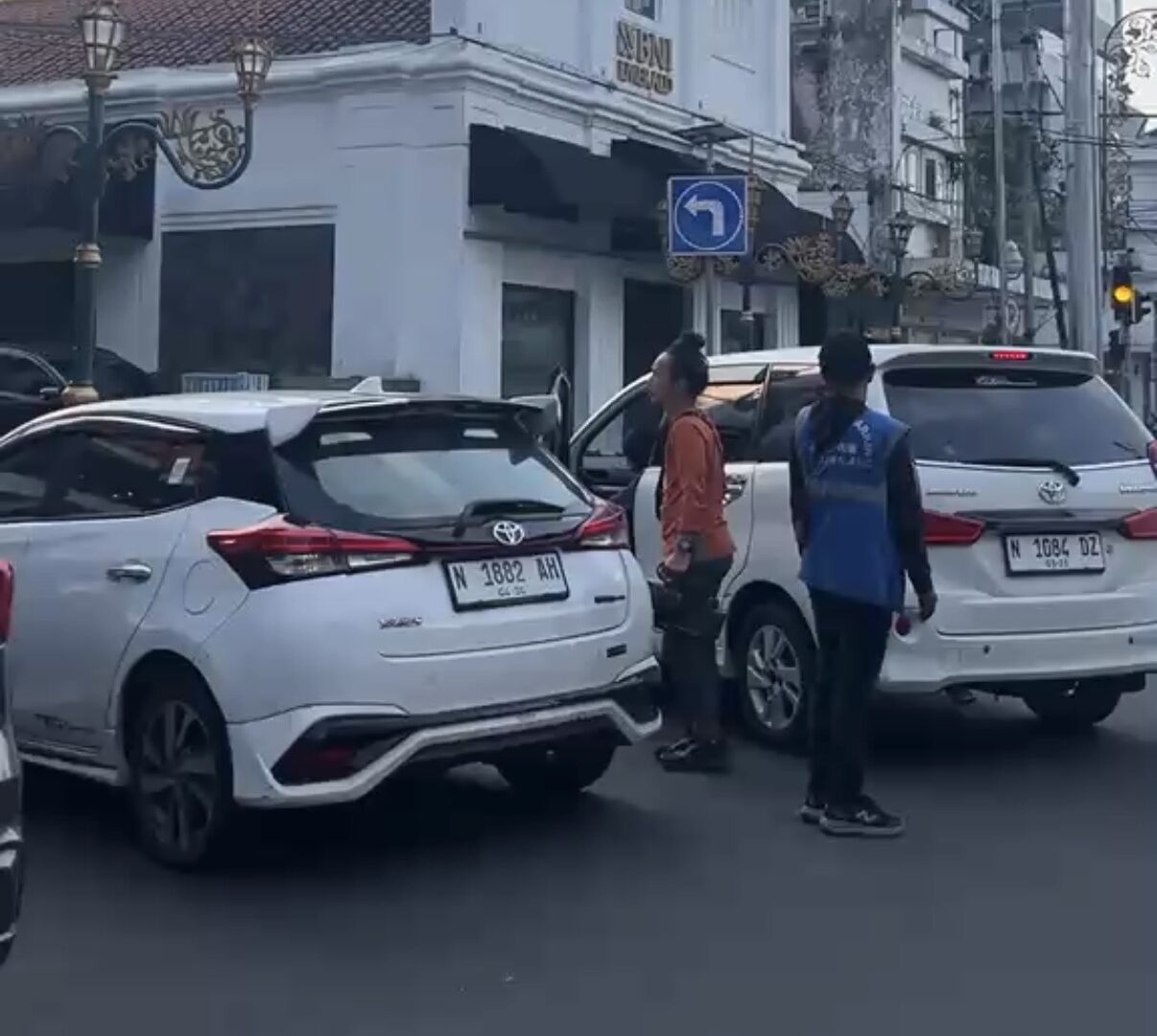 Petugas Parkir Di Pinggir Jalan Kota Malang