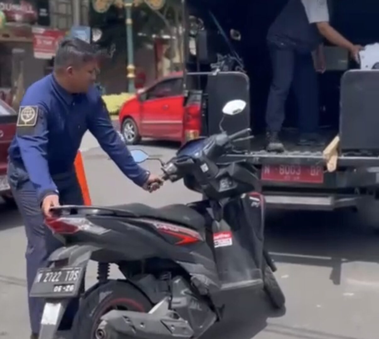 Petugas Dishub Melakukan Penindakan Parkir Di Kota Malang