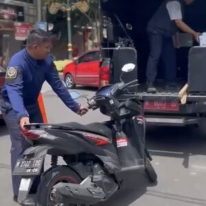 Petugas Dishub Melakukan Penindakan Parkir Di Kota Malang