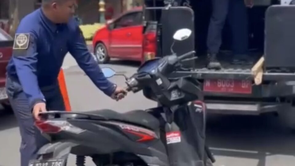 Petugas Dishub Melakukan Penindakan Parkir Di Kota Malang