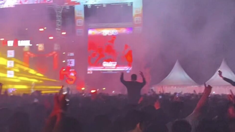 Suasana Konser Slank Di Lapangan Rampal Malang Dengan Kerumunan Penonton