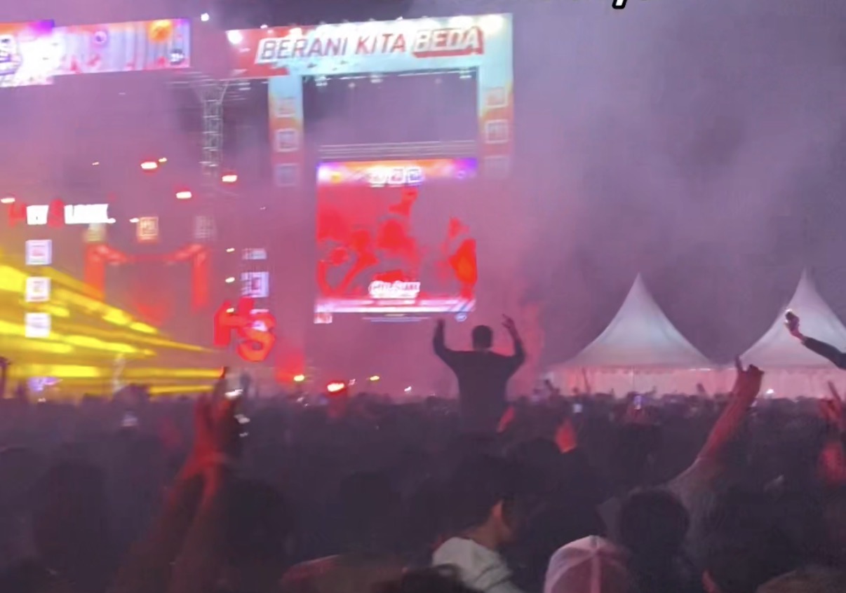 Suasana Konser Slank Di Lapangan Rampal Malang Dengan Kerumunan Penonton