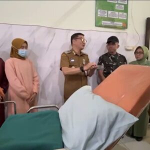Wahyu Hidayat Memantau Layanan Skrining Gratis Kanker Serviks Melalui Tes IVA Di Salah Satu Puskesmas Di Kota Malang.