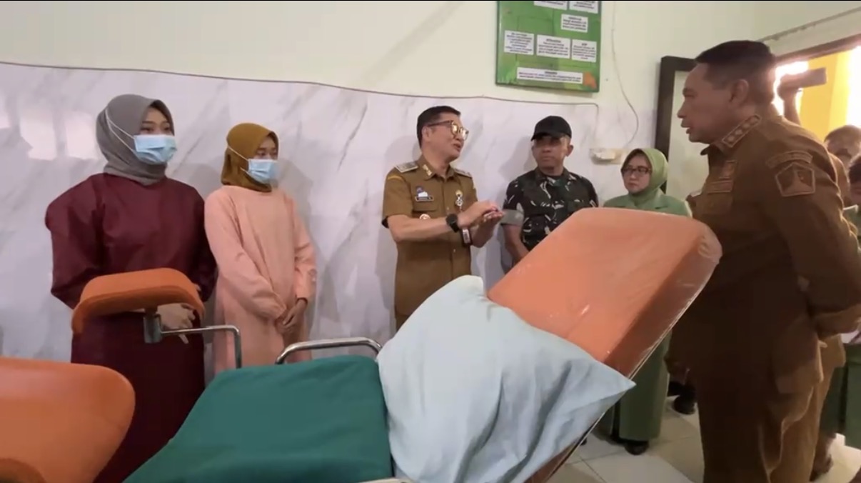 Wahyu Hidayat Memantau Layanan Skrining Gratis Kanker Serviks Melalui Tes IVA Di Salah Satu Puskesmas Di Kota Malang.