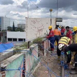 Proses Pembongkaran Pagar Di Pasar Besar Malang