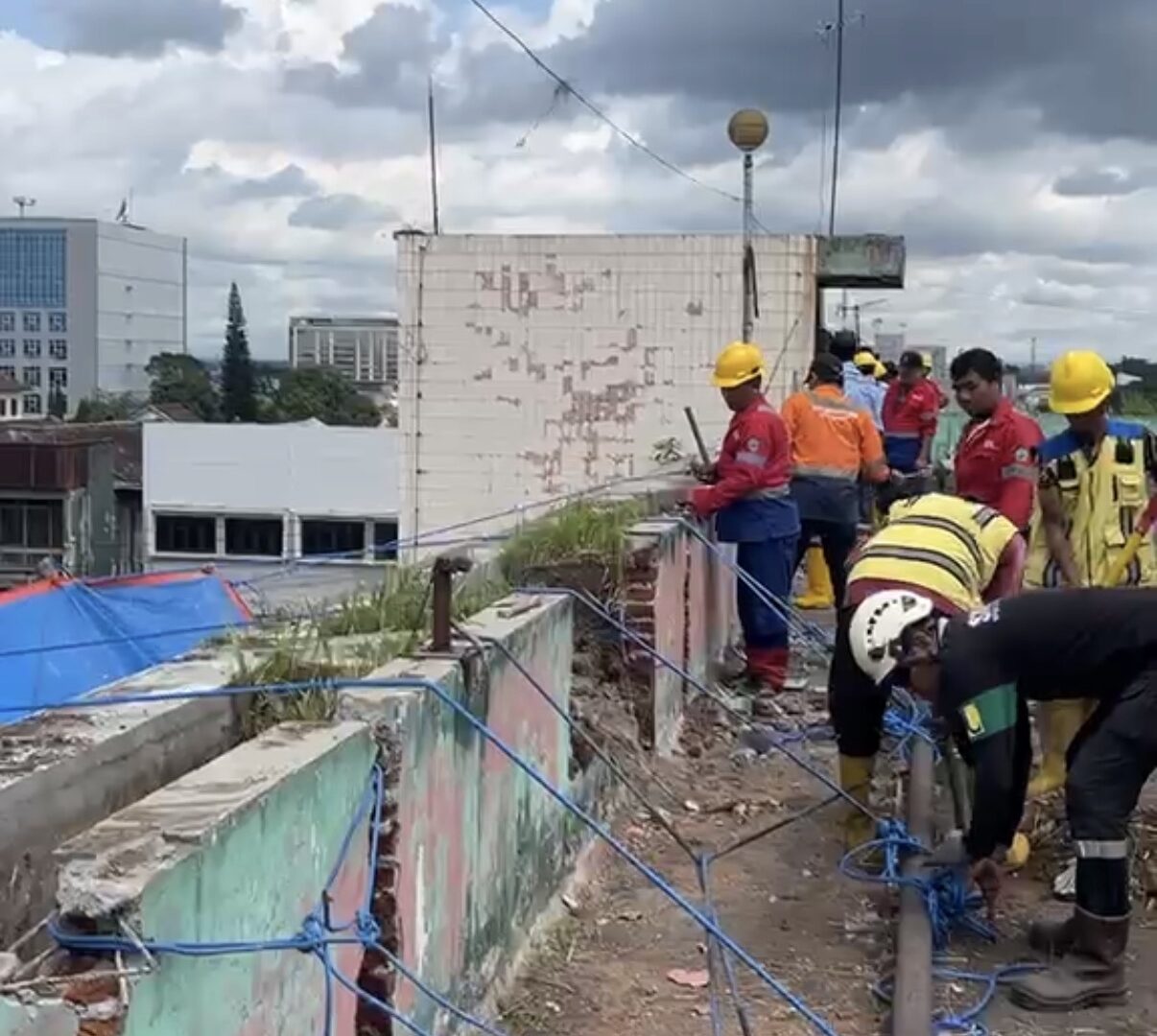 Proses Pembongkaran Pagar Di Pasar Besar Malang