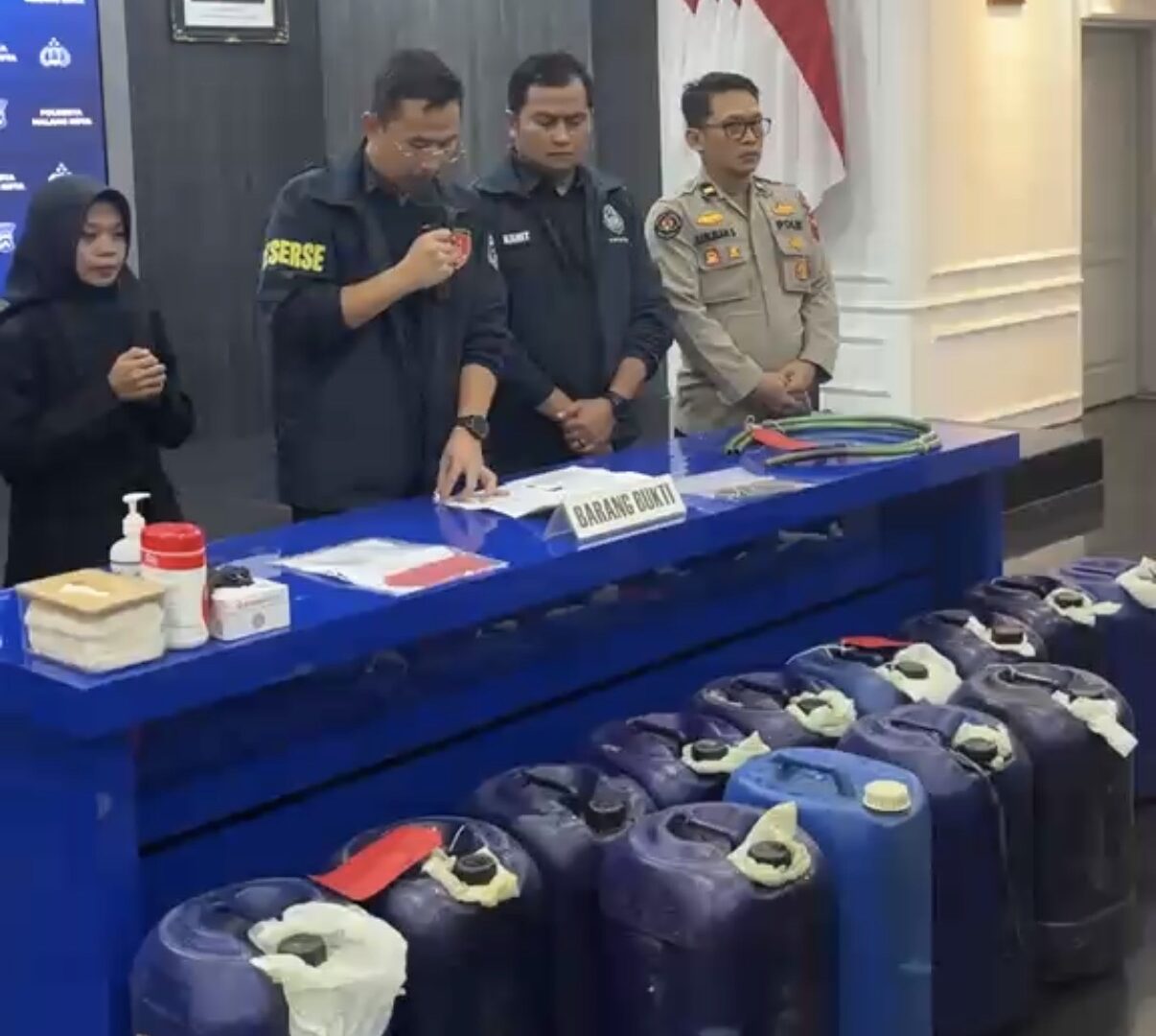 Polisi Menunjukkan Barang Bukti Jerigen Bbm Subsidi Di Malang