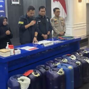 Polisi Menunjukkan Barang Bukti Jerigen Bbm Subsidi Di Malang