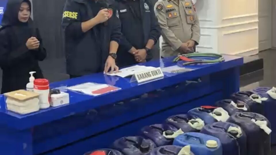 Polisi Menunjukkan Barang Bukti Jerigen Bbm Subsidi Di Malang