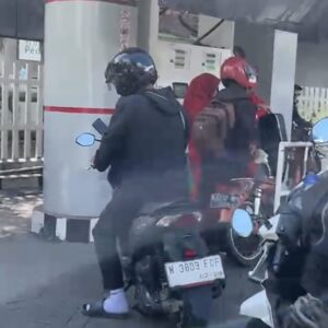 Aktivitas Pengisian BBM Di SPBU Pertamina Kota Malang