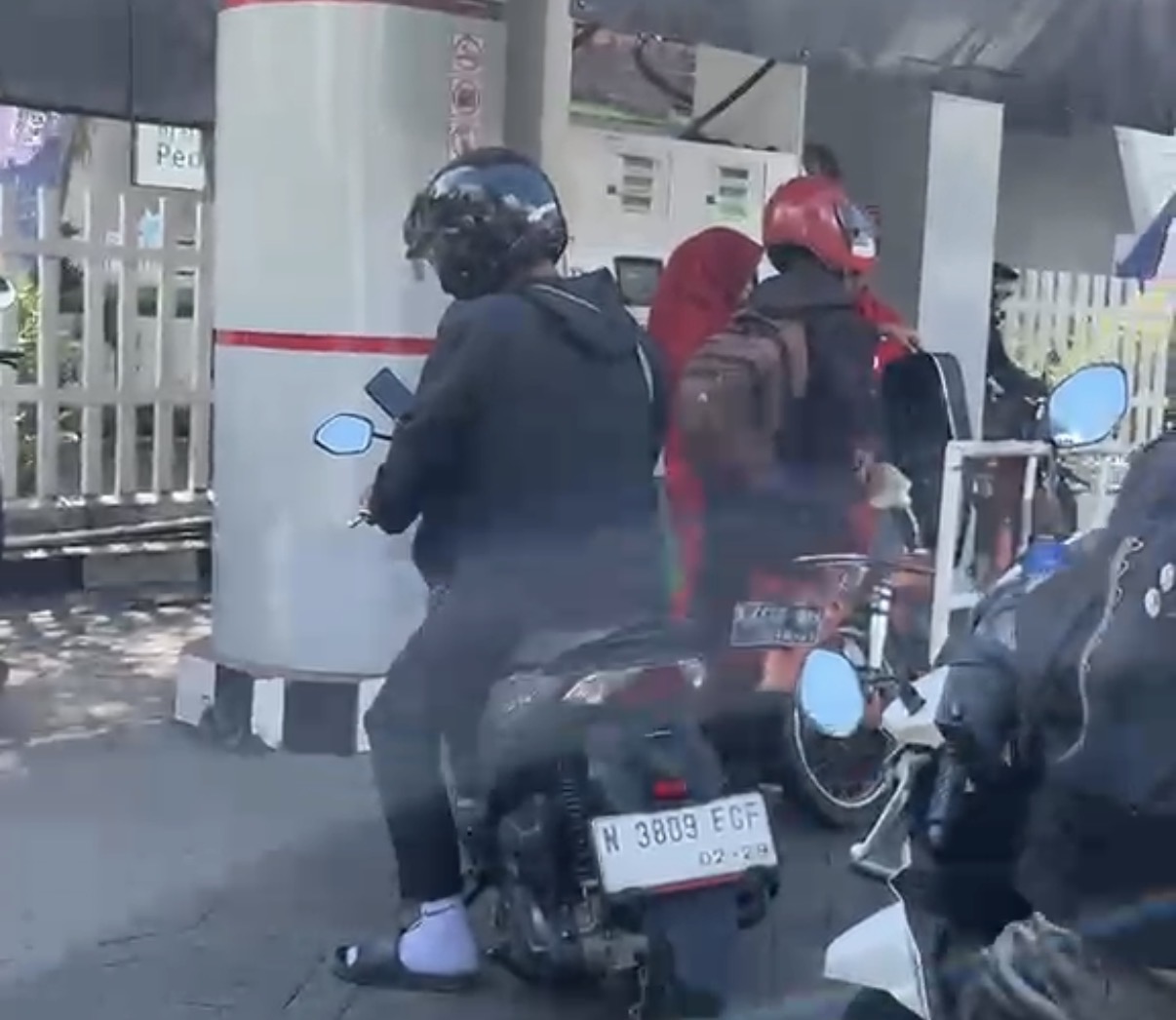 Aktivitas Pengisian BBM Di SPBU Pertamina Kota Malang