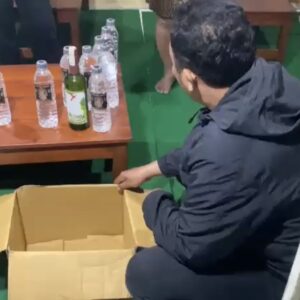 Petugas Polisi Menyita Botol Miras Hasil Razia Di Kota Malang
