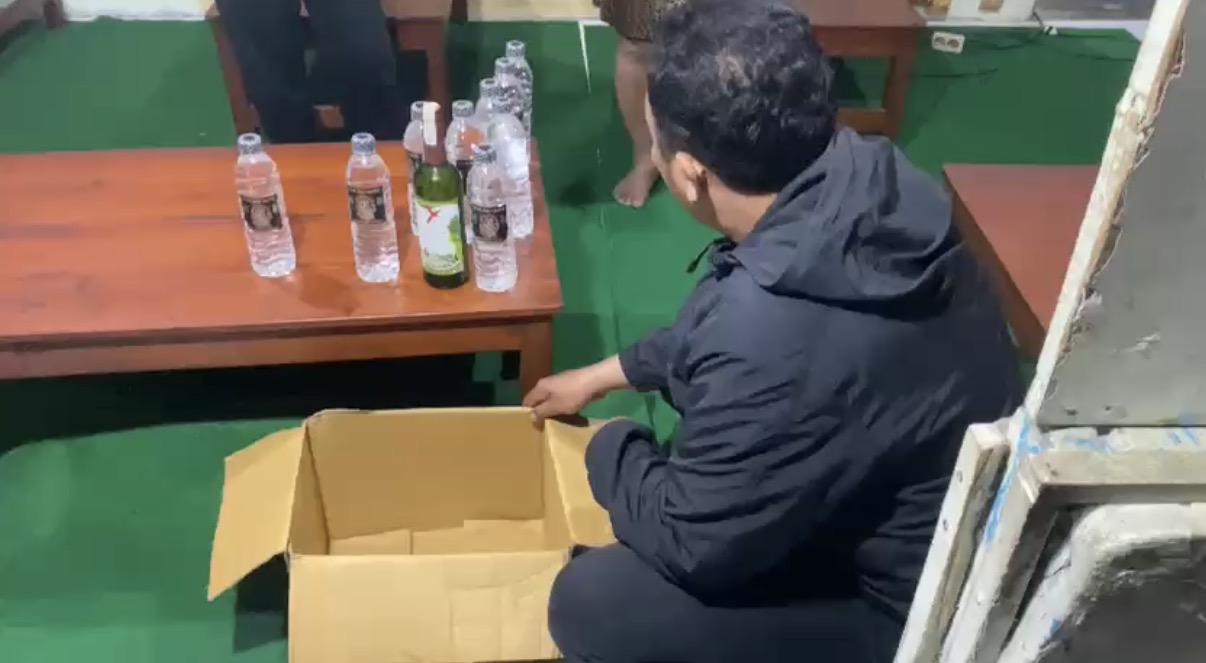 Petugas Polisi Menyita Botol Miras Hasil Razia Di Kota Malang
