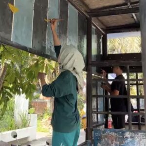 Komunitas Membersihkan Dan Mengecat Halte Trans Jatim Di Jalan Veteran Sebagai Kritik Untuk Pemkot Malang