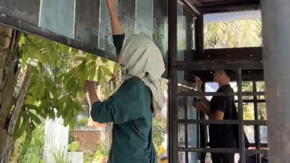 Komunitas Membersihkan Dan Mengecat Halte Trans Jatim Di Jalan Veteran Sebagai Kritik Untuk Pemkot Malang