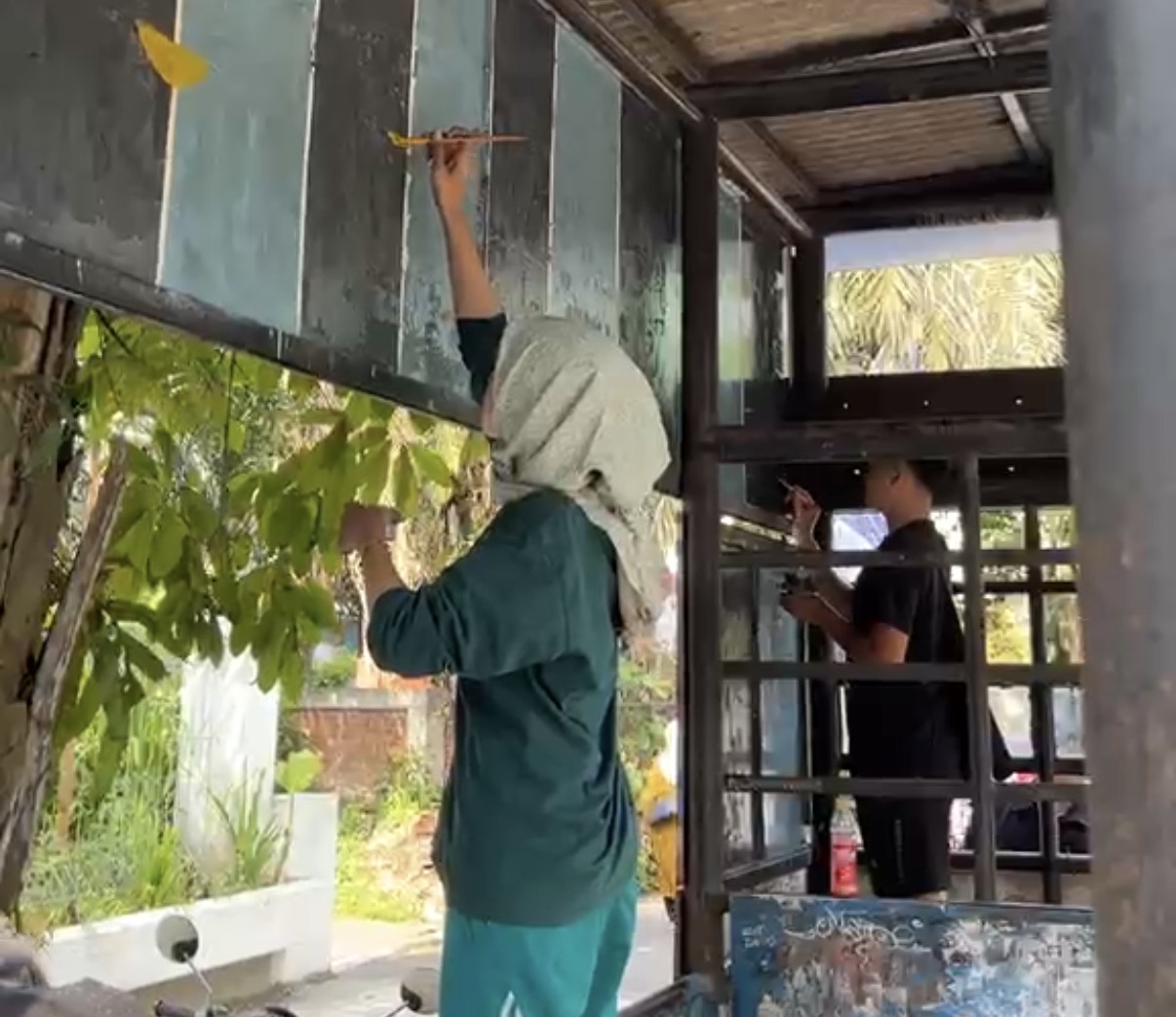 Komunitas Membersihkan Dan Mengecat Halte Trans Jatim Di Jalan Veteran Sebagai Kritik Untuk Pemkot Malang