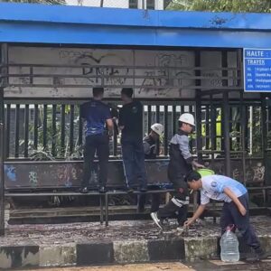 Petugas Dishub Membersihkan Halte Di Kawasan Balai Kota Malang