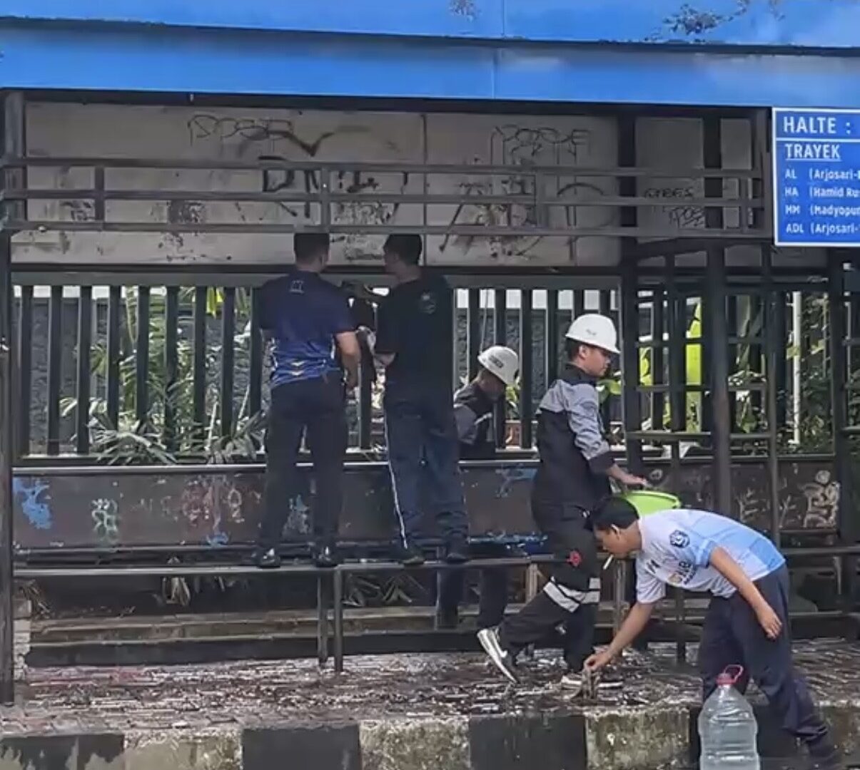 Petugas Dishub Membersihkan Halte Di Kawasan Balai Kota Malang