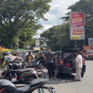 Suasana Di Depan Stasiun Kereta Kota Malang