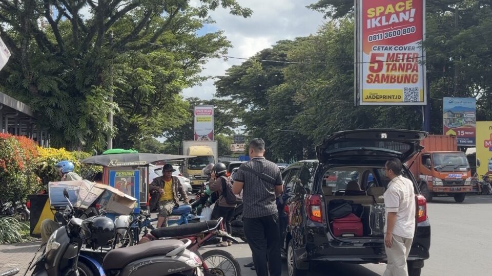 Suasana Di Depan Stasiun Kereta Kota Malang