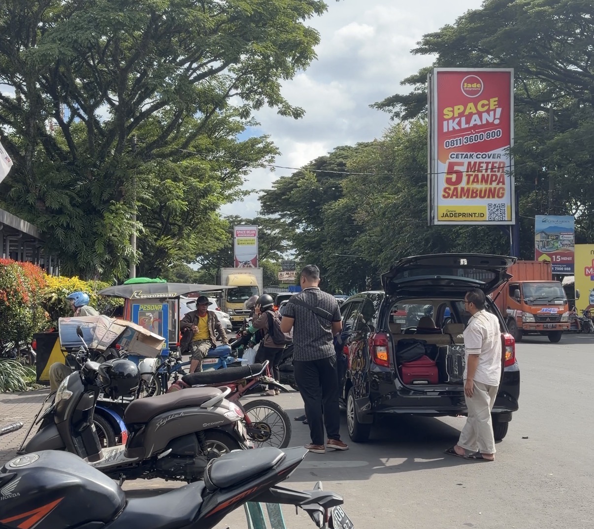 Suasana Di Depan Stasiun Kereta Kota Malang