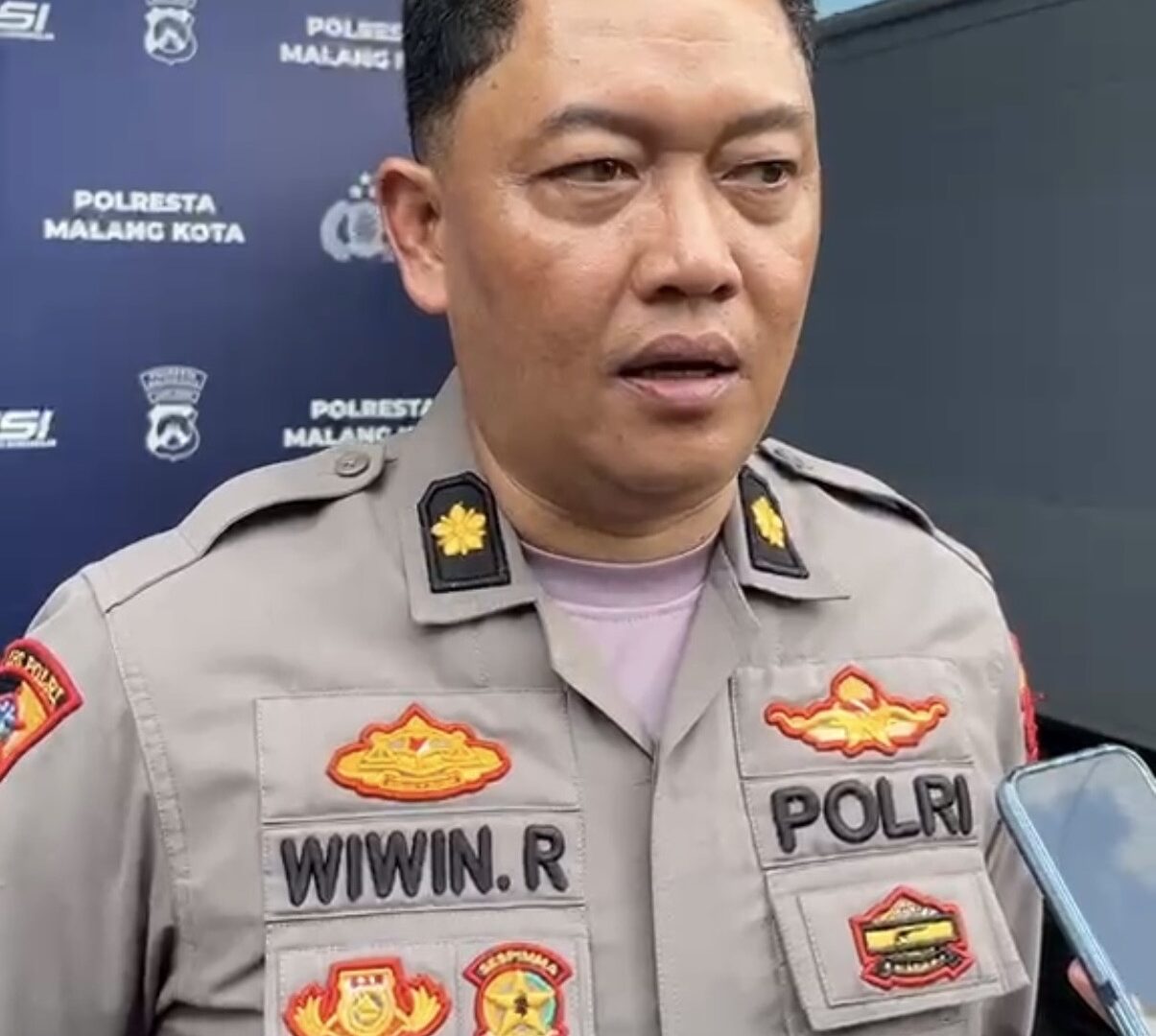 Kabagops Polresta Malang Kota Kompol Wiwin Rusli Memberikan Keterangan Terkait Pengamanan May Day