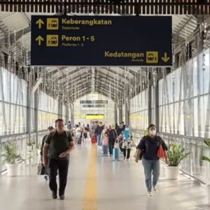 Aktivitas Penumpang Saat Keberangkatan Kereta Di Kota Malang