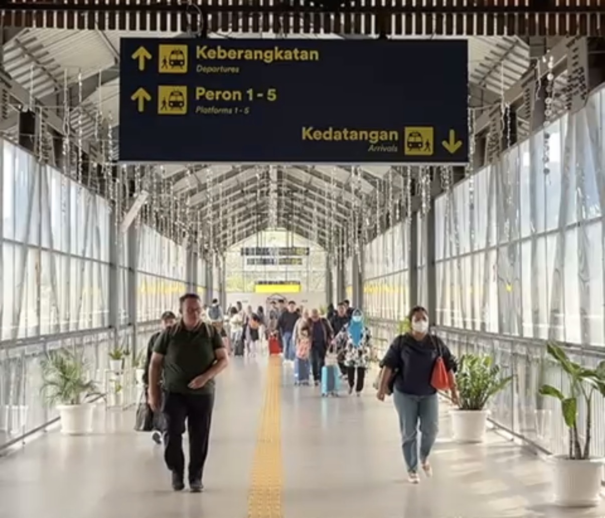 Aktivitas Penumpang Saat Keberangkatan Kereta Di Kota Malang