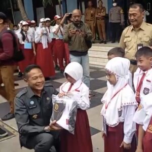 Siswa Dan Siswi Sekolah Menerima Bantuan Seragam