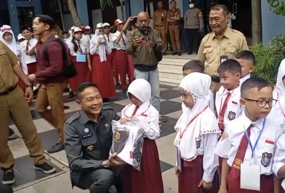 Siswa Dan Siswi Sekolah Menerima Bantuan Seragam