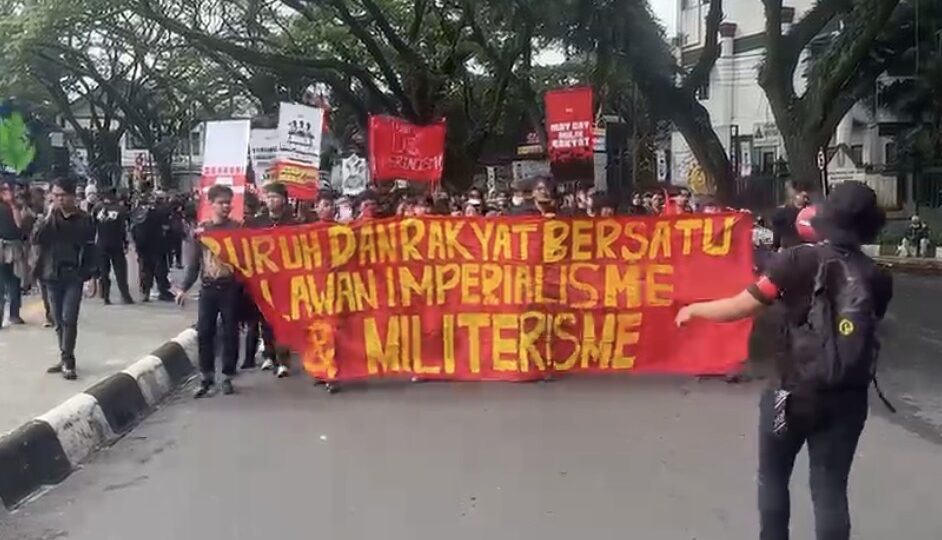 Massa Aksi Buruh Berkumpul Di Balai Kota Malang Jumat Sore (1/5/26).