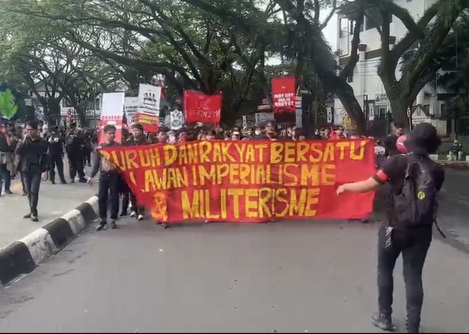 Massa Aksi Buruh Berkumpul Di Balai Kota Malang Jumat Sore (1/5/26).