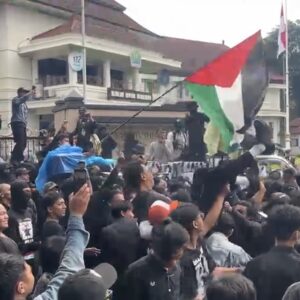 Massa Aksi Buruh Menikmati Gigs Musik Jalanan Di Balai Kota Malang