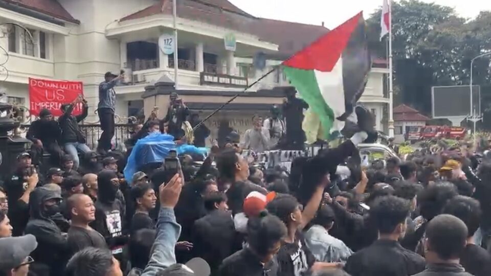 Massa Aksi Buruh Menikmati Gigs Musik Jalanan Di Balai Kota Malang
