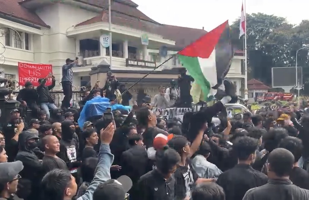 Massa Aksi Buruh Menikmati Gigs Musik Jalanan Di Balai Kota Malang
