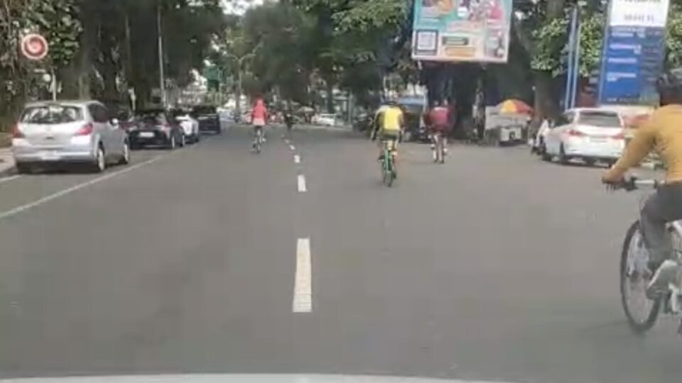 Jalur Sepeda Di Jalan Bandung Dan Veteran Malang Digunakan Untuk Parkir Kendaraan
