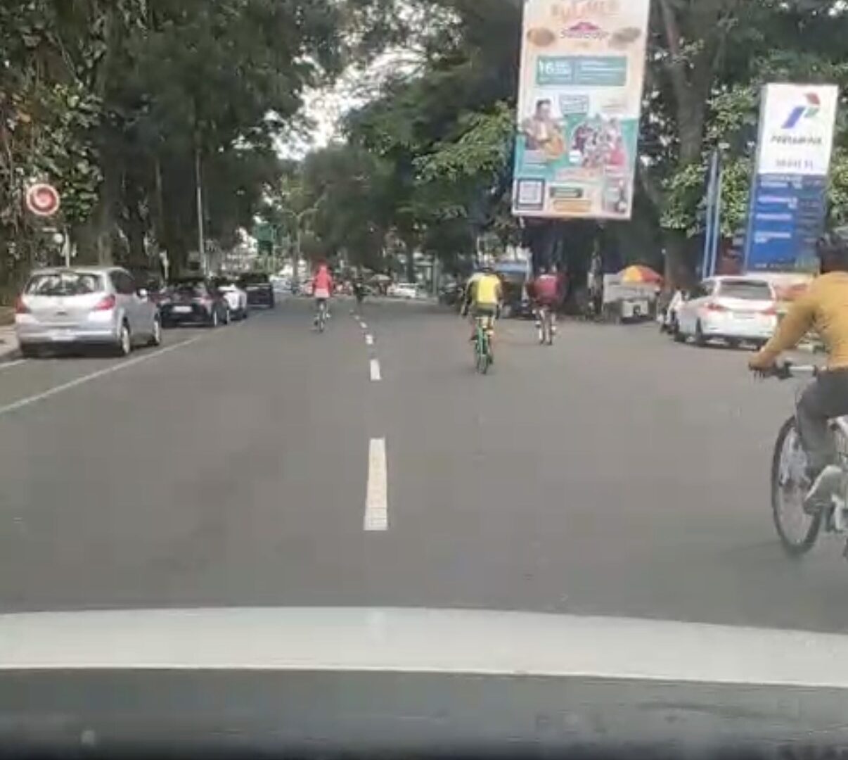 Jalur Sepeda Di Jalan Bandung Dan Veteran Malang Digunakan Untuk Parkir Kendaraan
