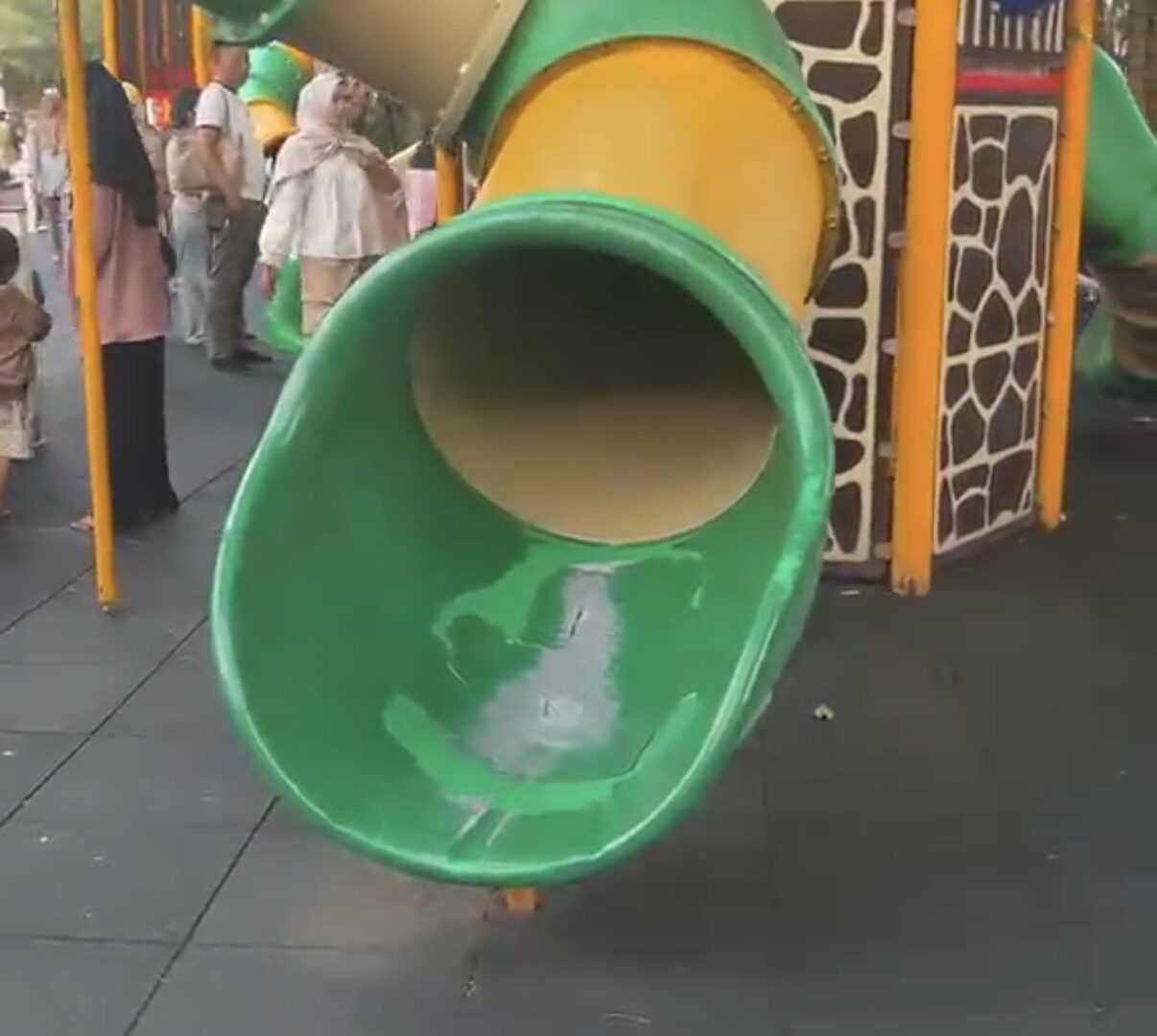 Kondisi Playground Rusak Di Alun-alun Merdeka Malang