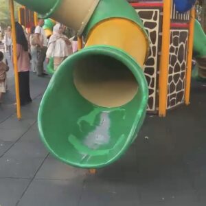 Kondisi Playground Rusak Di Alun-alun Merdeka Malang