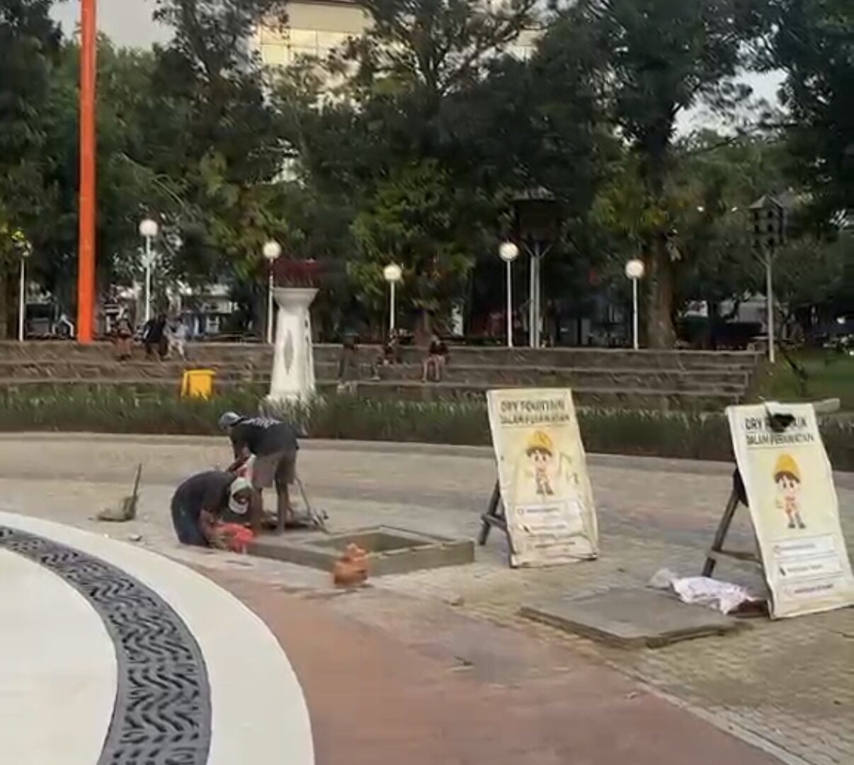 Petugas Memperbaiki Air Mancur Alun-alun Merdeka Malang Yang Tidak Berfungsi