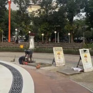Petugas Memperbaiki Air Mancur Alun-alun Merdeka Malang Yang Tidak Berfungsi