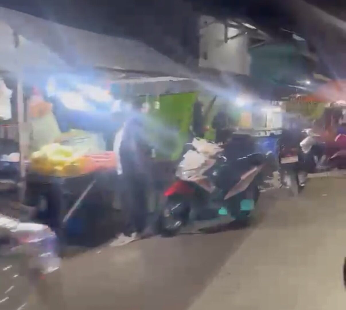 Pedagang Kembali Berjualan Di Jalan Pasar Kebalen Kota Malang Pada Malam Hari