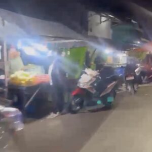 Pedagang Kembali Berjualan Di Jalan Pasar Kebalen Kota Malang Pada Malam Hari