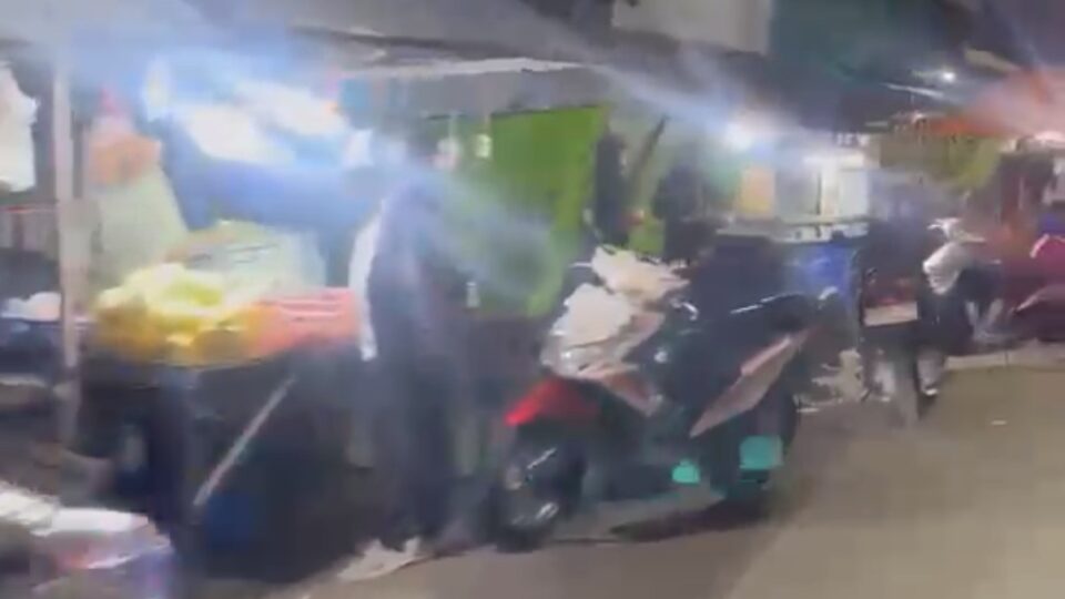 Pedagang Kembali Berjualan Di Jalan Pasar Kebalen Kota Malang Pada Malam Hari
